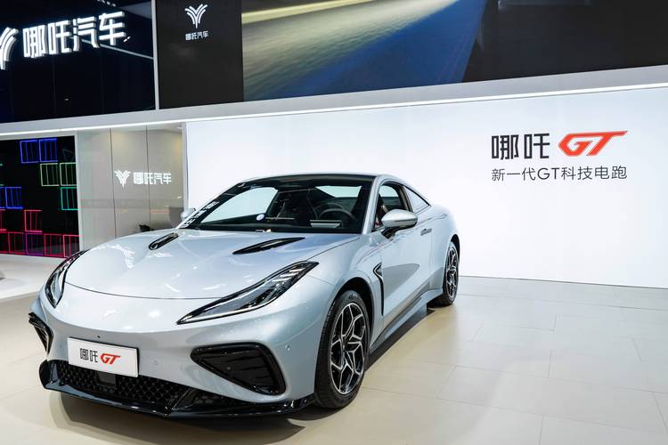 重庆106哪吒汽车在智能汽车领域的表现，领途汽车在新能源汽车市场中的影响力